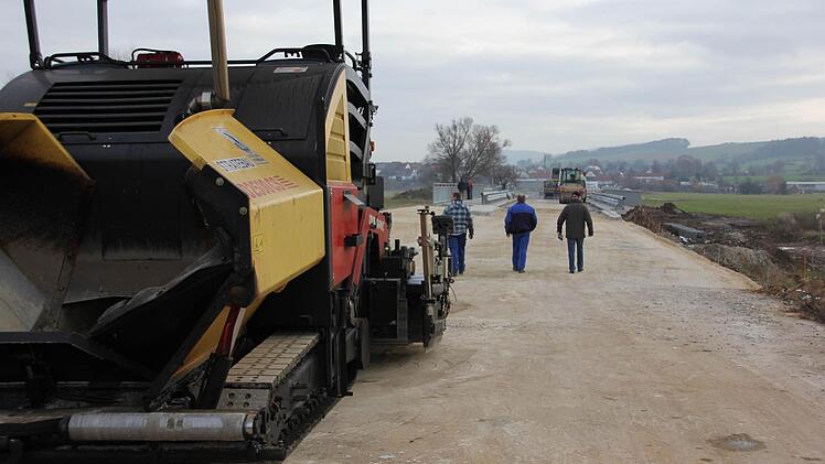Die Teerkolonne rückt an.