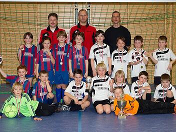 Der TSF Theisenort (weiße Trikots) mit Betreuer Thomas Müller (hinten rechts) wurde am Sonntag Hallenkreismeister der F-Junioren. Im Finale wurde der TSV Meeder (links) mit 1:0 besiegt. Fotos: Heinrich Weiß
