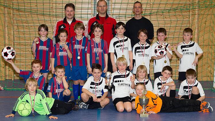 Der TSF Theisenort (weiße Trikots) mit Betreuer Thomas Müller (hinten rechts) wurde am Sonntag Hallenkreismeister der F-Junioren. Im Finale wurde der TSV Meeder (links) mit 1:0 besiegt. Fotos: Heinrich Weiß