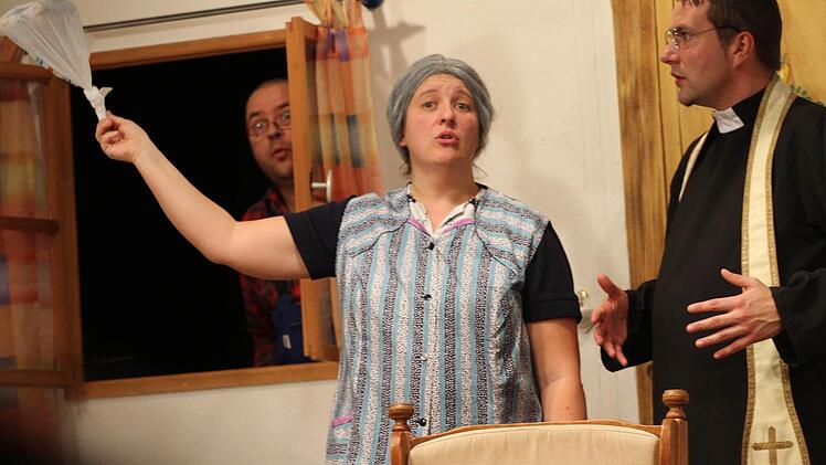 Auf die Schweineleber in der Tüte hätten beide Appetit: Mesner Johannes Höll (li, Jens Müller) und Domkapitular Dr. Jüngling (re. Thorsten Sittig). Pfarrhaushälterin Hermine (Martina Lutter) macht ihnen den Mund wässrig.