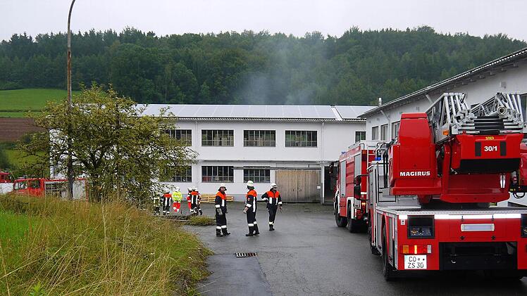 Das Drehleiterfahrzeug der Coburger Feuerwehr kam beim Brand in Weitramsdorf nicht zum Einsatz. Foto: Berthold Köhler