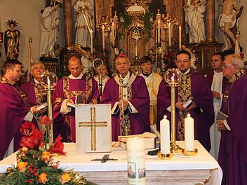 Erzbischof Ludwig Schick (M.) feiert einen Gottesdienst in Drügendorf.  Foto: Erlwein