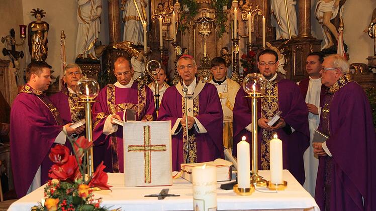 Erzbischof Ludwig Schick (M.) feiert einen Gottesdienst in Drügendorf.  Foto: Erlwein