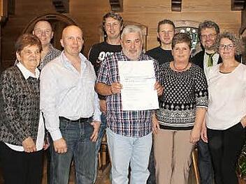 Im Rahmen einer Betriebsfeier wurden treue Mitarbeiter der Elektrofirma Porzelt in Stadtsteinach ausgezeichnet. Zu ihnen gehörte auch Chef Jürgen Porzelt selbst (Dritter von rechts), dem der Obermeister der Innung für Elektro- und Informationstechnologie Kulmbach-Kronach, Detlef Weißmann (rechts), die Ehrung übergab. Foto: Klaus Klaschka