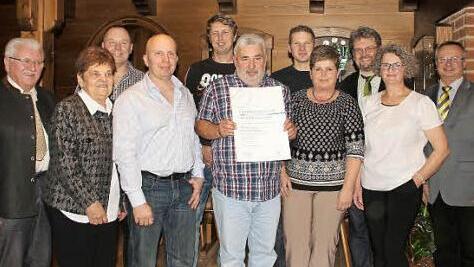 Im Rahmen einer Betriebsfeier wurden treue Mitarbeiter der Elektrofirma Porzelt in Stadtsteinach ausgezeichnet. Zu ihnen geh&ouml;rte auch Chef J&uuml;rgen Porzelt selbst (Dritter von rechts), dem der Obermeister der Innung f&uuml;r Elektro- und Informationstechnologie Kulmbach-Kronach, Detlef Wei&szlig;mann (rechts), die Ehrung &uuml;bergab. Foto: Klaus Klaschka