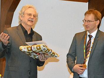 Paul Maar (links) überreichte bei seiner Ehrung 25 Bücher an Bürgermeister Wolfram Thein (rechts), die in Birkenfeld geschrieben wurden. Foto: Schmidt