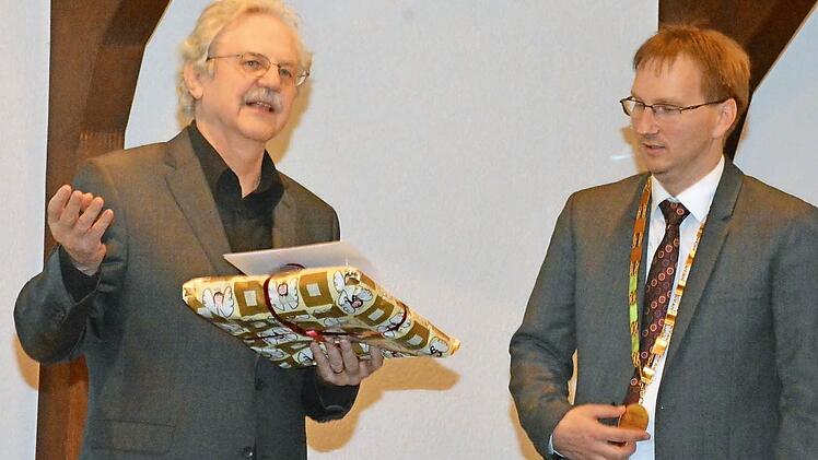 Paul Maar (links) überreichte bei seiner Ehrung 25 Bücher an Bürgermeister Wolfram Thein (rechts), die in Birkenfeld geschrieben wurden. Foto: Schmidt