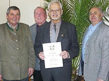 Der Vorsitzende des Sängerkreises Bayreuth, Professor Klaus Hoffmann (Zweiter von rechts) erhielt die Ehrennadel in Gold des Fränkischen Sängerbundes. Mit im Bild (von links) die stellvertretenden Kreisvorsitzenden Erhard Hildner und Günther Seibt, sowie Kreisgeschäftsführer Ernst Klughardt.  Foto: Klaus-Peter Wulf