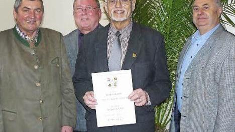 Der Vorsitzende des Sängerkreises Bayreuth, Professor Klaus Hoffmann (Zweiter von rechts) erhielt die Ehrennadel in Gold des Fränkischen Sängerbundes. Mit im Bild (von links) die stellvertretenden Kreisvorsitzenden Erhard Hildner und Günther Seibt, sowie Kreisgeschäftsführer Ernst Klughardt.  Foto: Klaus-Peter Wulf