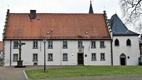 Von 1597 bis 1598 wurde auf Gehei&szlig; des F&uuml;rstbischofs Echter das B&uuml;rgerspital zum Heiligen Geist in Ha&szlig;furt als repr&auml;sentativer zweigeschossiger Renaissancebau mit Treppengiebeln erbaut. Der Dachstuhl ist im Original erhalten. Rechts steht die 1457 erbaute Kapelle.  Foto: ul