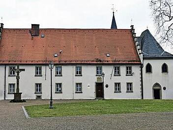 Von 1597 bis 1598 wurde auf Geheiß des Fürstbischofs Echter das Bürgerspital zum Heiligen Geist in Haßfurt als repräsentativer zweigeschossiger Renaissancebau mit Treppengiebeln erbaut. Der Dachstuhl ist im Original erhalten. Rechts steht die 1457 erbaute Kapelle.  Foto: ul