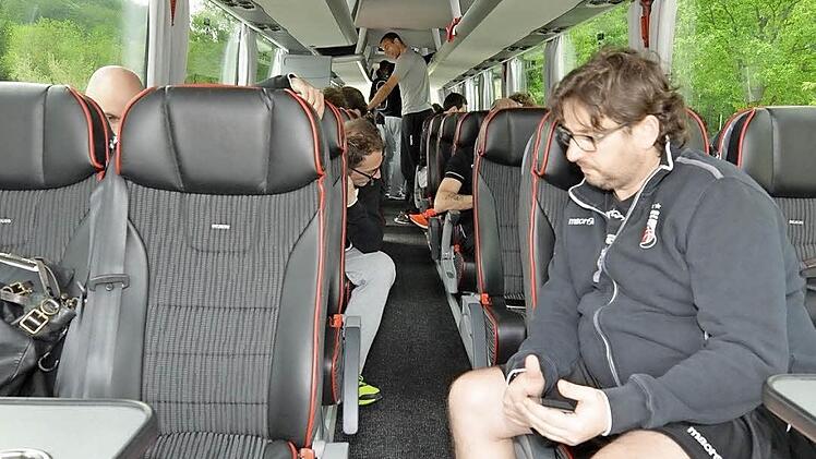 Coach Andrea Trinchieri hat seinen Platz vorne links