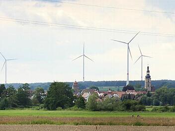 Die fünf Lonnerstadter Windräder, die auch die Silhouette von Höchstadt prägen, könnten bald noch zwei dazu bekommen.  Foto: Andreas Dorsch