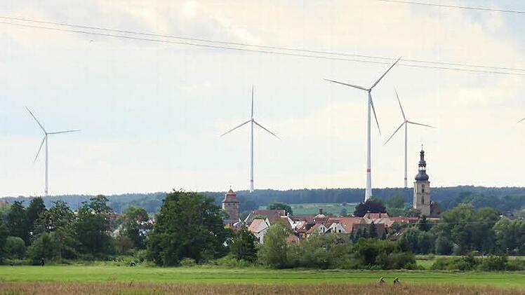 Die fünf Lonnerstadter Windräder, die auch die Silhouette von Höchstadt prägen, könnten bald noch zwei dazu bekommen.  Foto: Andreas Dorsch