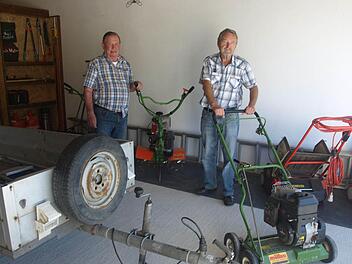 Fertig ist die neue Gerätehalle der Siedlervereinigung Oerlenbach hinter dem gemeindlichen Bauhof. Zu den Motoren der Maßnahme gehören Wilhelm Mützel (links) und Christian Duda, die Halle und Gerätepool zeigen. Foto: Stefan Geiger