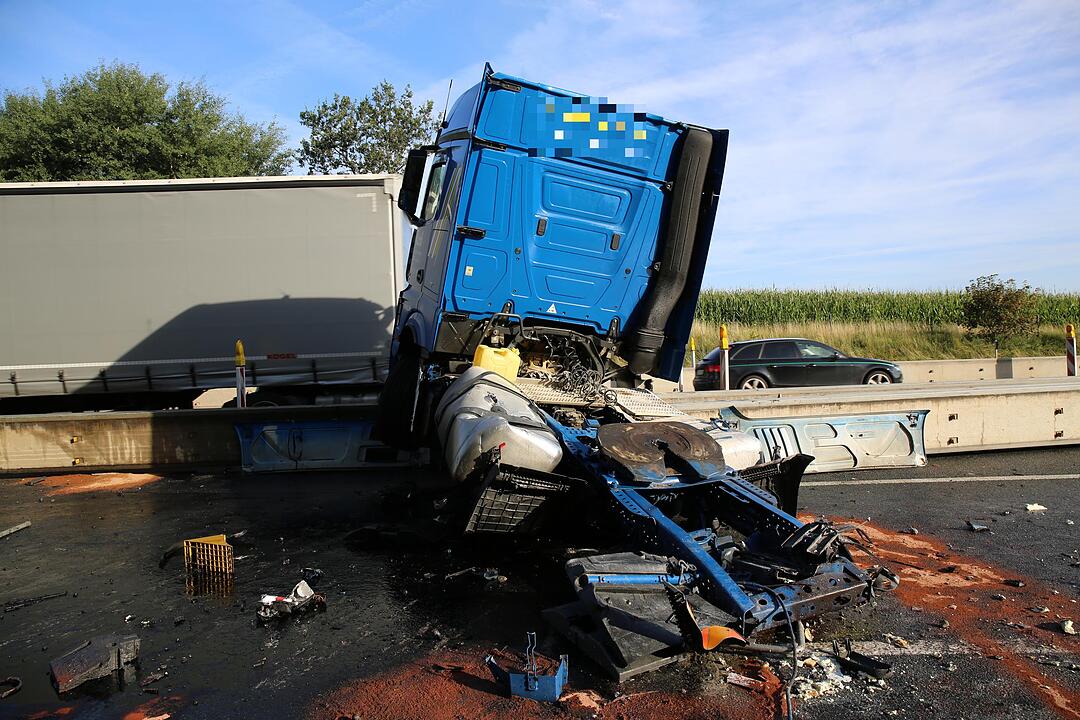 Unfall auf A9: Sattelzug prallt gegen Baustelle