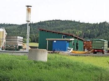 Eine Schaltstation von zehn mal vier Metern möchte das Bayernwerk an der Biogasanlage bauen. Der Hochspannungsmast (rechts) wird zum Endmast umgerüstet, und der Schaltkasten (links daneben) ist dann überflüssig. Die Hochspannungsleitung über Rugendorf wird unterirdisch um den Ort verlegt. Foto: Klaus Klaschka