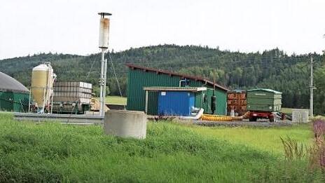 Eine Schaltstation von zehn mal vier Metern möchte das Bayernwerk an der Biogasanlage bauen. Der Hochspannungsmast (rechts) wird zum Endmast umgerüstet, und der Schaltkasten (links daneben) ist dann überflüssig. Die Hochspannungsleitung über Rugendorf wird unterirdisch um den Ort verlegt. Foto: Klaus Klaschka