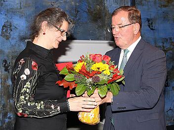 Den Kulturpreis der unterfränkischen Kulturstiftung überreichte  Bezirkstagspräsident Erwin Dotzel an Anne Maar, die Leiterin des Theaters Schloß Maßbach.  Dieter Britz