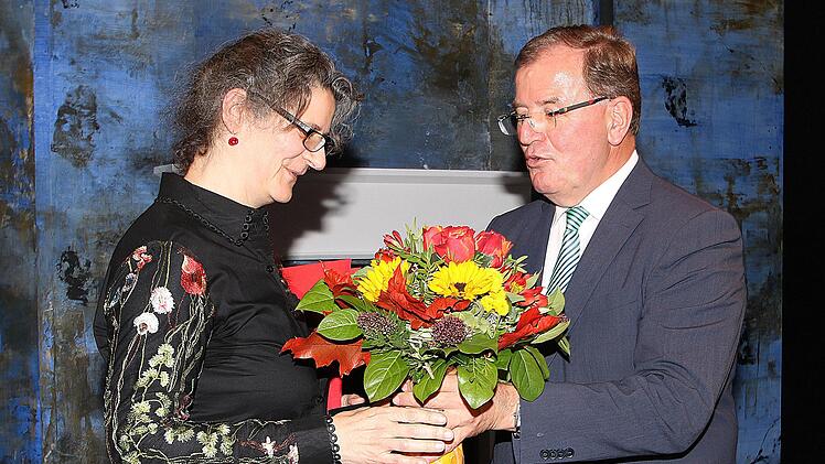 Den Kulturpreis der unterfränkischen Kulturstiftung überreichte  Bezirkstagspräsident Erwin Dotzel an Anne Maar, die Leiterin des Theaters Schloß Maßbach.  Dieter Britz