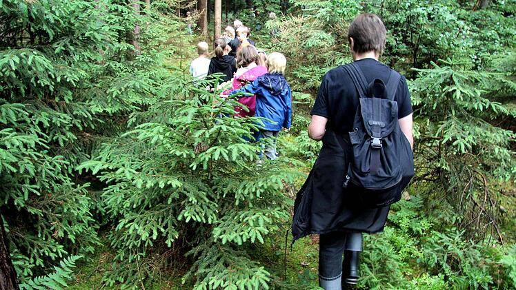 Schüler und Lehrer verbrachten einen Schultag im Wald.   Foto: Richard Sänger