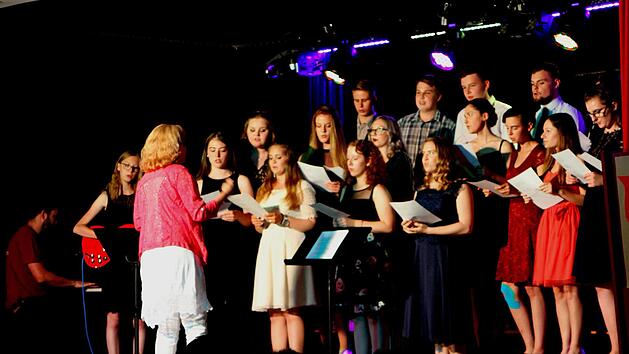 Die Klasse 10 c sang zum Abschluss den Song "99 Luftballons" und lie&szlig; dann auch solche in den Himmel aufsteigen.G&uuml;nther Geiling