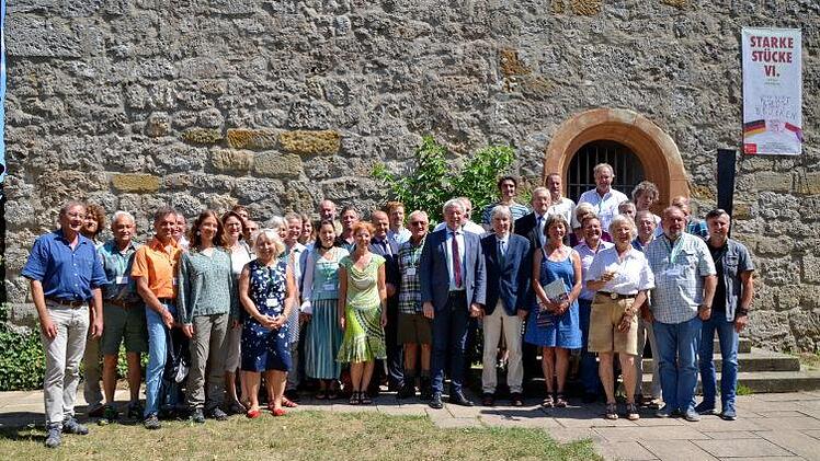 Gruppenbild der Teilnehmer vor dem Bergfried der Giechburg Foto: Renate Spörlein