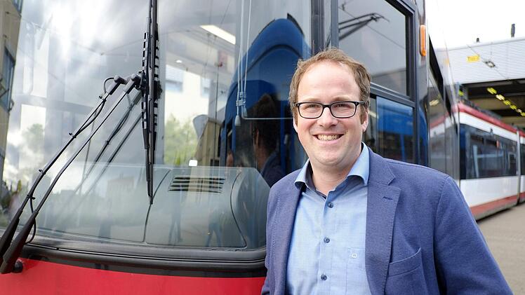 Erlangens OB Florian Janik fahrt Tram.Nikolas Pelke