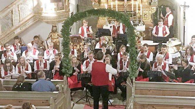 Der Musikverein Weißenbrunn begeisterte mit seinem Konzert unter Leitung von Marco Plitzner in der Dreieinigkeitskirche.  Foto: K.- H. Hofmann