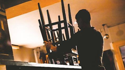 Die dunkle Seite einer Branche: In vielen Kneipen, Restaurants und Hotels wird noch immer der Mindestlohn unterlaufen. Die Gewerkschaft NGG fordert mehr Betriebskontrollen durch den Zoll. Foto: NGG