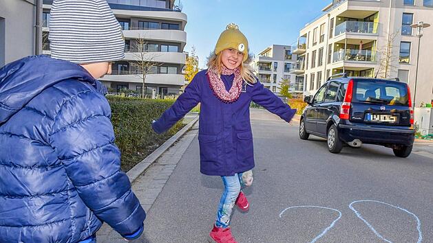 Valentin (5) und Antonia (8) weisen mit Stra&szlig;enmalkreiden auf die Geschwindigkeitsbegrenzung auf der Erba-Insel hin.  Foto: Ronald Rinklef