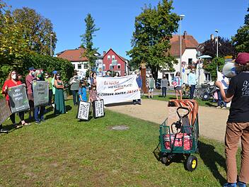 Die Teilnehmer trafen sich auf der Grünlage am Postplatz, um anschließend zum Rathaus zu ziehen. Thilo Schaufler erläuterte die Forderung.  Foto: Bernhard Panzer