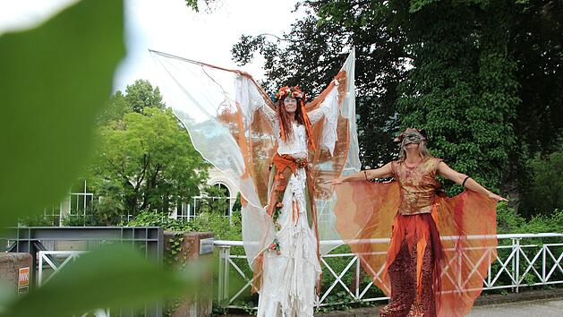 Stelzent&auml;nzer im Umfeld der Spielbank. Foto: Johannes Schlereth