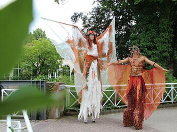 Stelzentänzer im Umfeld der Spielbank. Foto: Johannes Schlereth