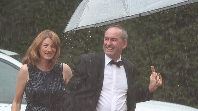 Aiwanger in Bayreuth: Debatte um Regenschirm und Tanja Schweiger