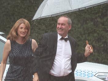 Aiwanger in Bayreuth: Debatte um Regenschirm und Tanja Schweiger