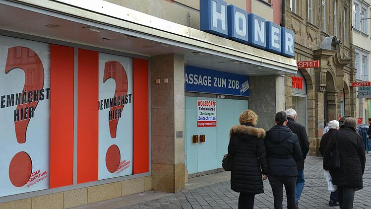 Das Rätselraten hat ein Ende: Morgen informieren  Wöhrl und  Honer  über die  Zukunft des geschlossenen Kaufhauses am Maxplatz. Foto:  Ronald  Rinklef