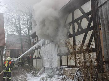 Die Einsatzkräfte löschen den Scheunenbrand in Gräfenberg. Fotos: fra-press