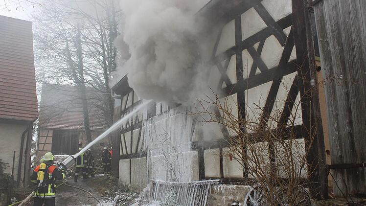 Die Einsatzkräfte löschen den Scheunenbrand in Gräfenberg. Fotos: fra-press
