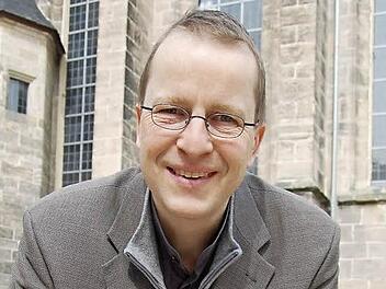 Markus Merz blättert im Pilgerbuch. In den nächsten Tagen werden sich weitere Seiten füllen. Foto: Oliver Schmidt