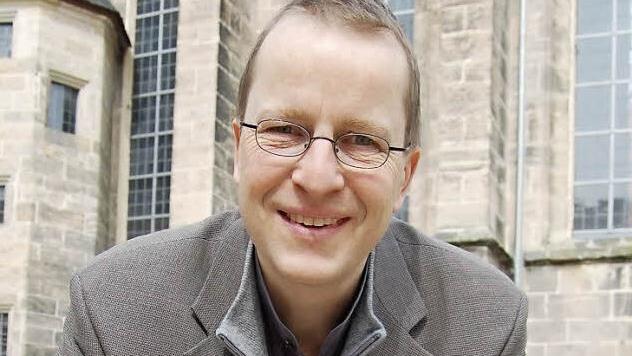Markus Merz blättert im Pilgerbuch. In den nächsten Tagen werden sich weitere Seiten füllen. Foto: Oliver Schmidt