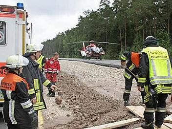 Tagsüber ist das Landen eines Rettungshubschraubers (wie hier auf der B 505) weniger problematisch als bei Dunkelheit.  Foto: Andreas Dorsch (Archiv)