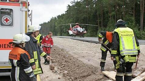 Tagsüber ist das Landen eines Rettungshubschraubers (wie hier auf der B 505) weniger problematisch als bei Dunkelheit.  Foto: Andreas Dorsch (Archiv)