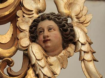 Am Buchauer Altar finden sich außergewöhnlich viele Engel-Darstellungen. Foto: Jürgen Gärtner