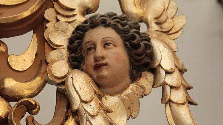 Am Buchauer Altar finden sich außergewöhnlich viele Engel-Darstellungen. Foto: Jürgen Gärtner