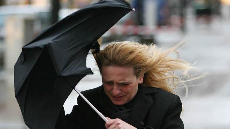 In den nächsten Tagen wird es stürmisch. Vom Winter ist bei Wind und Regen allerdings nicht einmal etwas zu erahnen. Foto: dpa