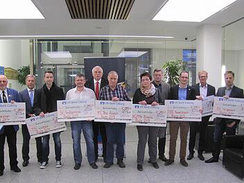 Acht Fußballvereine aus dem Coburger Land wurden in den letzten beiden Jahren wenigstens mit der Silbernen Raute des Bayerischen Fußballverbandes BFV ausgezeichnet. Sie erhielten zusätzlich eine Geldzuwendung der VR-Bank Coburg eG.  Foto: Martin Koch