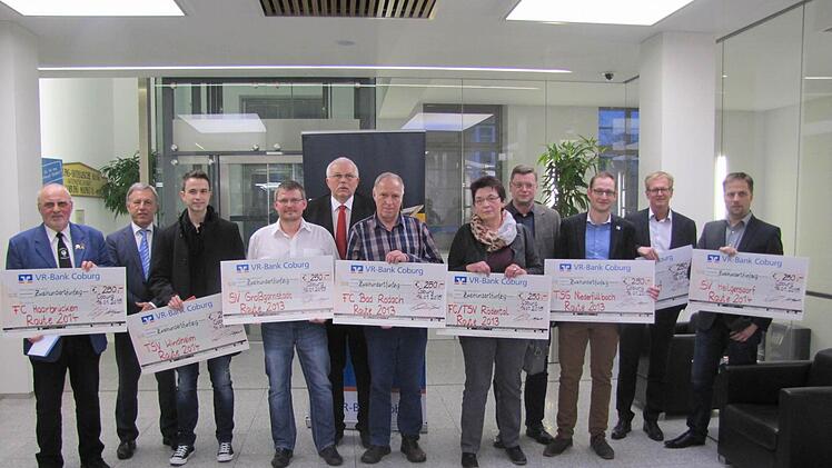 Acht Fußballvereine aus dem Coburger Land wurden in den letzten beiden Jahren wenigstens mit der Silbernen Raute des Bayerischen Fußballverbandes BFV ausgezeichnet. Sie erhielten zusätzlich eine Geldzuwendung der VR-Bank Coburg eG.  Foto: Martin Koch