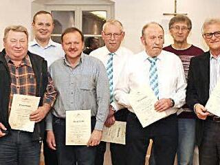 Mit der Gemeindemedaille in Gold zeichnete Bürgermeister Hans Beck (3. v. l.) diese verdienten Pommersfeldener Bürger aus.  Foto: Evi Seeger