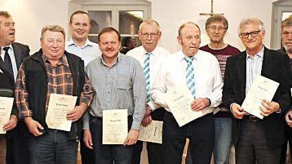 Mit der Gemeindemedaille in Gold zeichnete Bürgermeister Hans Beck (3. v. l.) diese verdienten Pommersfeldener Bürger aus.  Foto: Evi Seeger